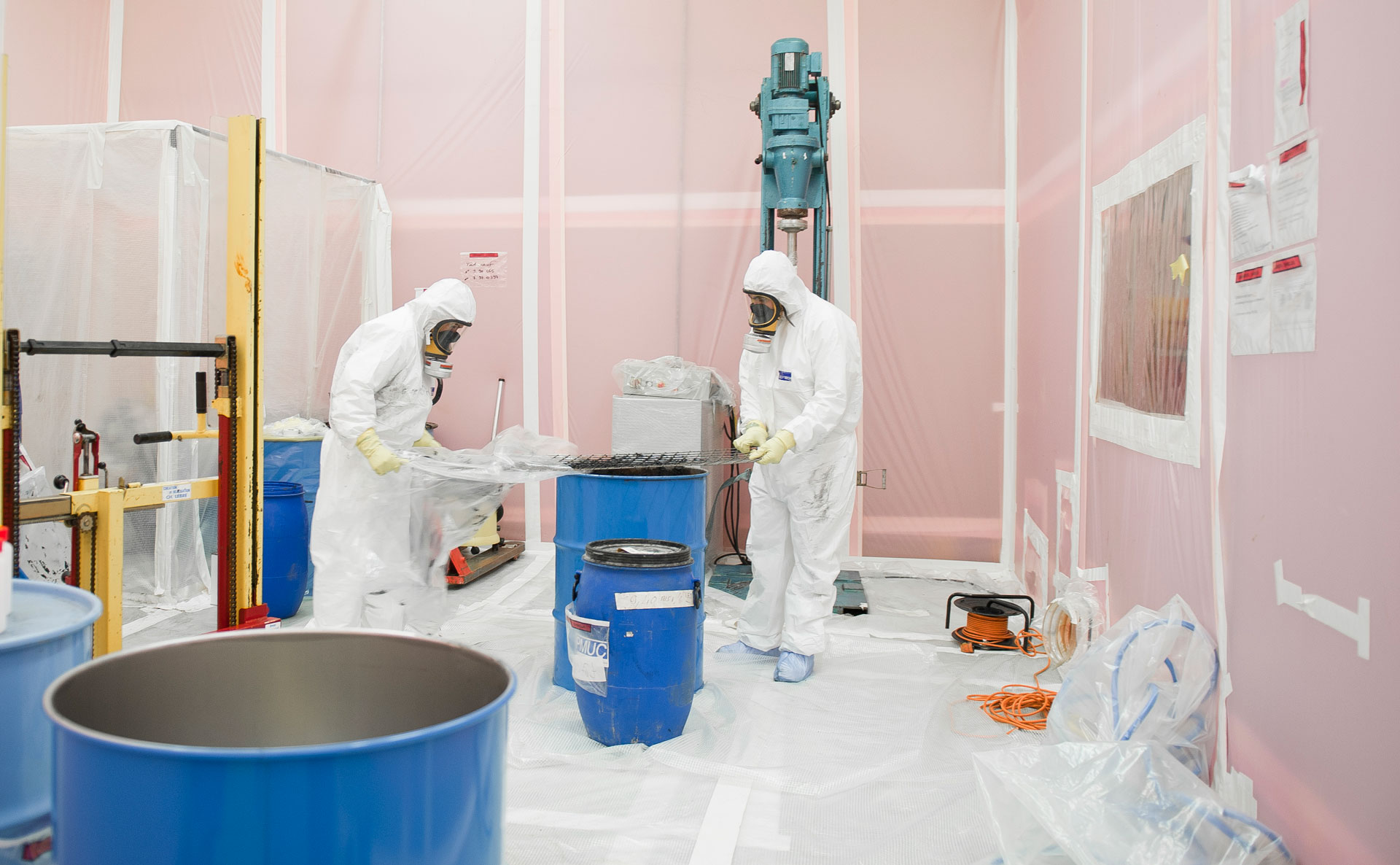 Tri des déchets et homogénéisation de la boue au CNPE BUGEY 1 (EDF) dans un sas de la cellule 109. Orano site de Triade, à Bollène, France.